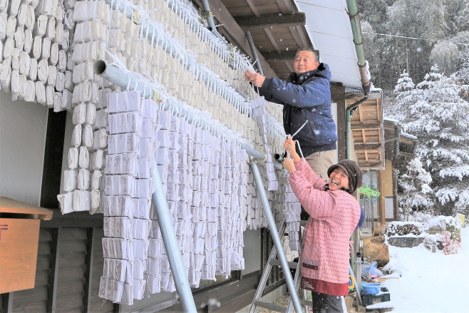 最優秀賞「笑顔の凍み餅干し」柏舘健