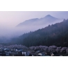 町並みに映える鎌倉岳
